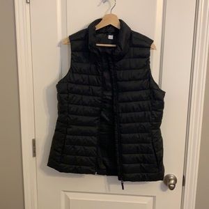 Women’s Old Navy black puffer vest